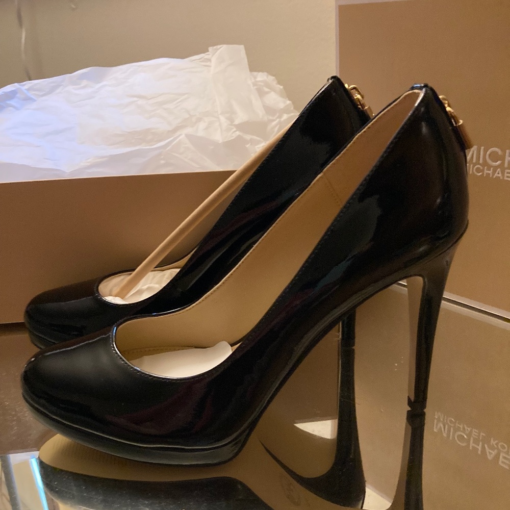 Michael Kors Black Patent Leather Pumps/Heals